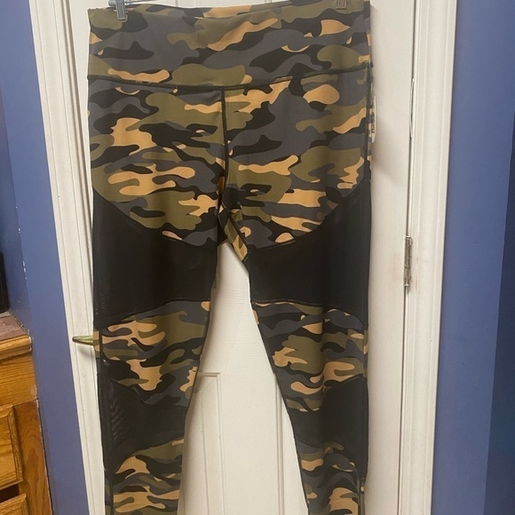 R2 Sport plus size 3X  camo highwaist mesh leggings - Picture 2 of 10